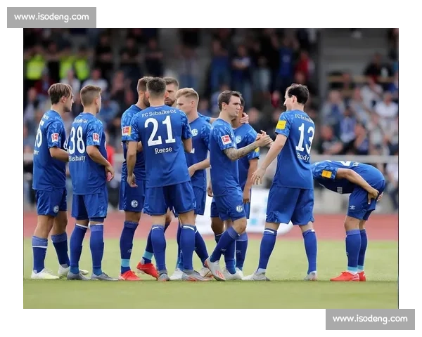 沙尔克 04 锁定 22 岁中场新星 埃尔 - 法乌齐加盟至 2029 年