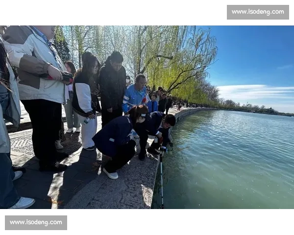 颐和园 “打捞神器” 3 分钟捞起落水手机 游客惊喜发现仍可使用
